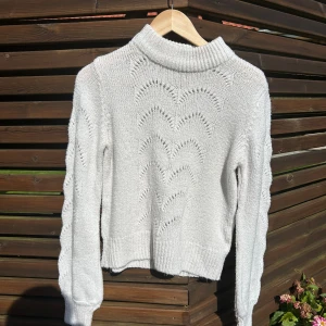 Vit stickad tröja - Säljer då den inte kommer till användning 