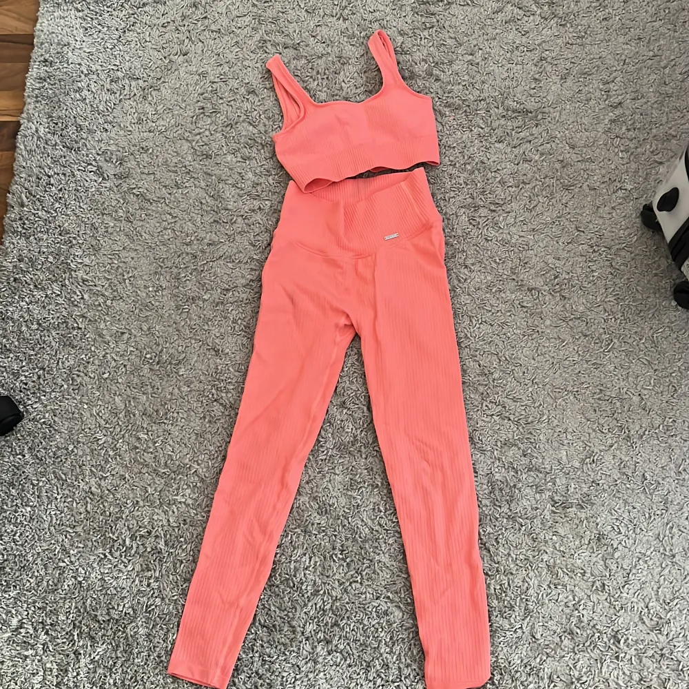  Ett fint träningssätt i färgen Peach rosa Går det för förhandla pris eftersom Byxorna är fläckiga💕💕. Sportswear.