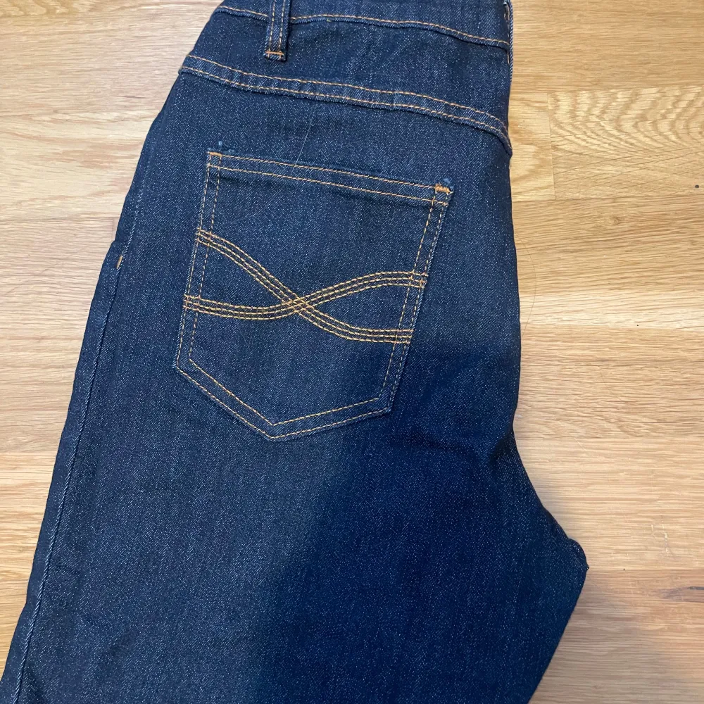 mid waist flared jeans i mörkblått. endast använd en gång. säljer pga de är för stora på mig. passar storlek S/M. Jeans & Byxor.