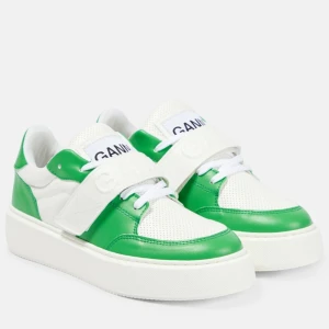 🟢 Ganni must have Sneakers  - Oanvända Sneakers Sporty Cupsole Low Velcro från GANNI stl 41. Trendiga sneakers i veganskt VEGEA läder. Försluts med snörniniging och kardborrebanal. Can be paired with jeans, skirts. 💚 Trendig passform. Nya pris: 2795