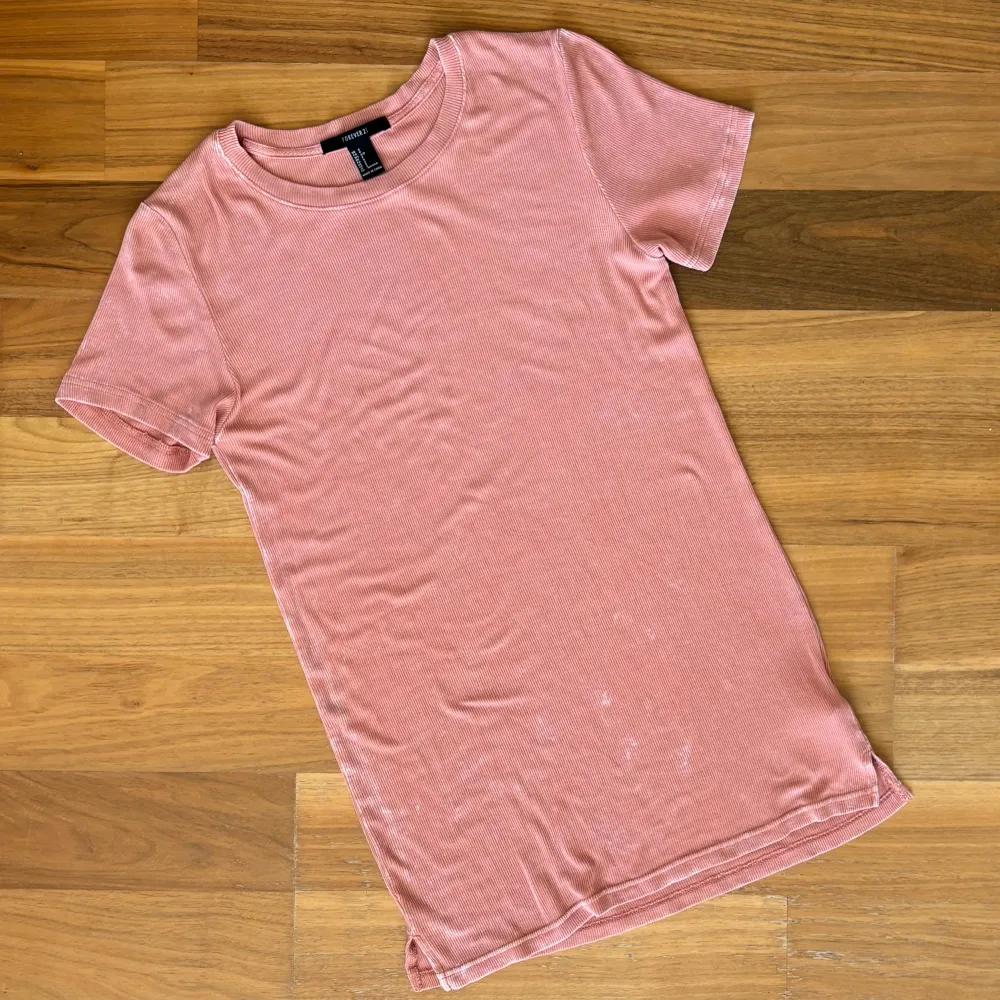 Stretchig, gammelrosa lång t-shirt/ kortare T-shirtklänning med urtvättat, vitt, oregelbundet mönster från Forever21. Storlek: S. Material: 96% modal + 4% elastan. :). T-shirts.