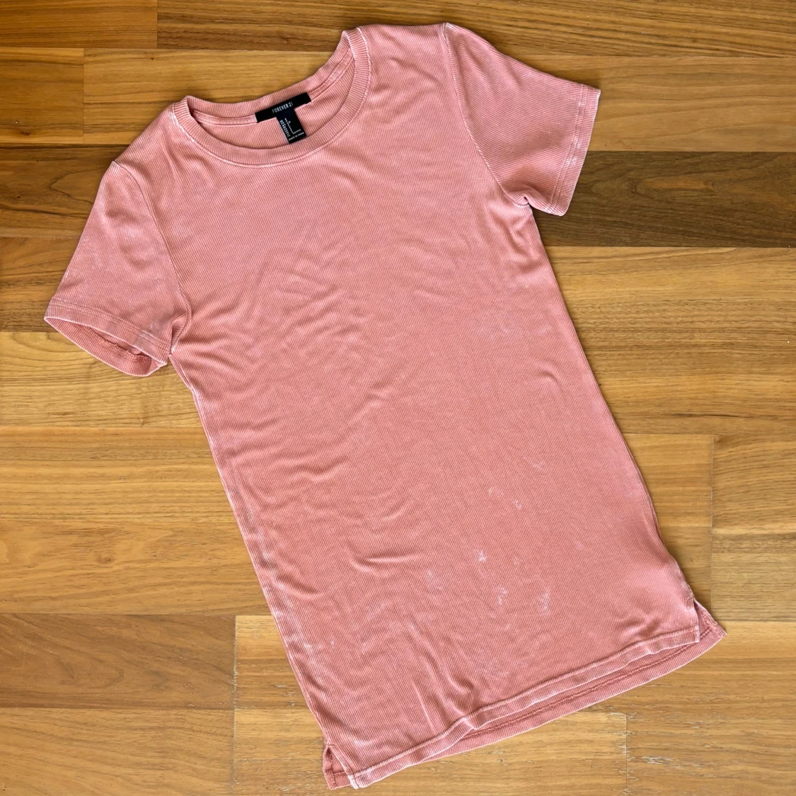 T-shirtklänning med urtvättat mönster - 91