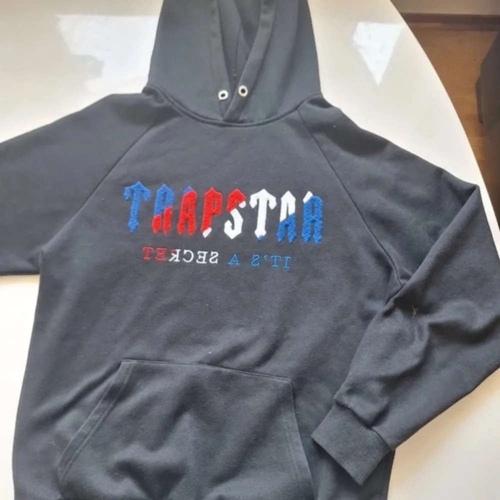 Hej säljer min Trapstar hoodie storlek M  Pris kan diskuteras . Hoodies.