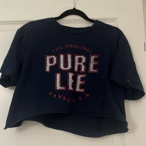 Croppad t-shirt - En marinblå croppad t-shirt från Lee. Är i storlek XL men passar även för de som bär storlek S 🙌🏻