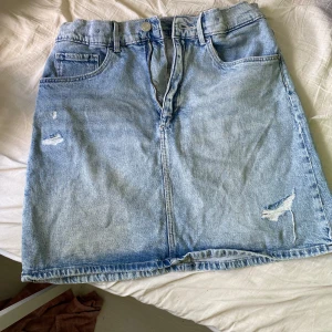 En fin jeans kjol.  - Passar till allt och riktigt snyggt till nån dag på stan. 