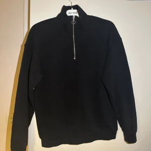 Zip tröja från Jack and Jones  - Säljer min half zip tröja från Jack and Jones endast använt fåtal gånger så nästintill nyskick