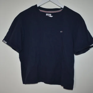 Tommy Jeans topp - Tommy Jeans topp marinblå   100% Bomull  Använd några gånger  Säljer även en likadan i vitt 