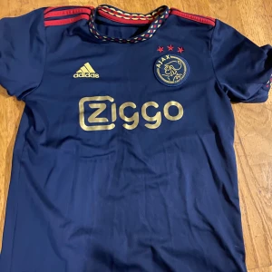 Ajax - Säljer denna fotbollströjan som både är snygg och även i bra skick.
