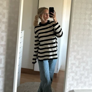 Randig tröja - En stickad, randig tröja med en slits på sidan. Använd ett antal gånger men inte som syns.😊