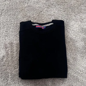 William de faye - Säljer en sjukt fet William de faye tröja i merino ull. Storleken är XXL sitter som en large då den är väldigt liten i storlek. Skicket är väldigt bra då den ej använts så mycket. Nypris ligger runt 2000kr mitt pris är 699kr