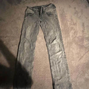 Gråa low waist peppe jeans - Säljer ett par peppe jeans i modellen straight i storlek S!