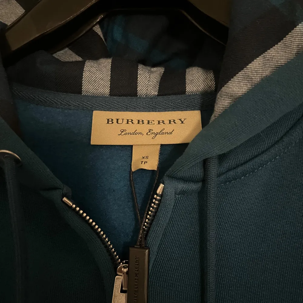 Helt ny Burberry kofta med tags. Storlek Xs.. Hoodies.