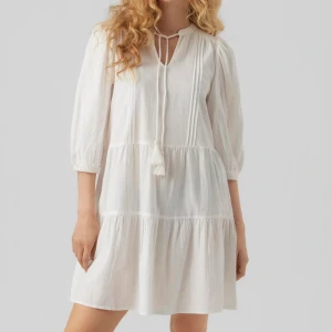 Vit kläning - Säljer denna klänning supersöta klänningen! Den har inga defekter och har andvänts 2 gånger och är därför i nyskick 💞 tveka inte på att höra av dig vid frågor 😇😇