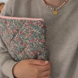 Snyggt datorfodral - Handsytt fodrat (quiltat) datorfodral. Passar en 13,3” dator eller mindre (tex MacBook Air mfl) skyddar och isolerar när det är kallt. Återvunna material, naturligtvis tvättade. 