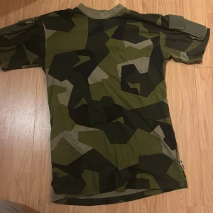 T-Shirt Militär camo - Använd en gång då jag köpte den i syfte till min studentvecka. Nyskick i storlek M
