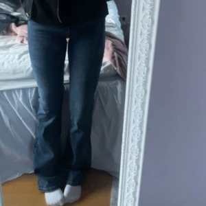 lowrise jeans - mörkblåa lågmidjade bootcut jeans från gina tricot, använda en gång storlek 34