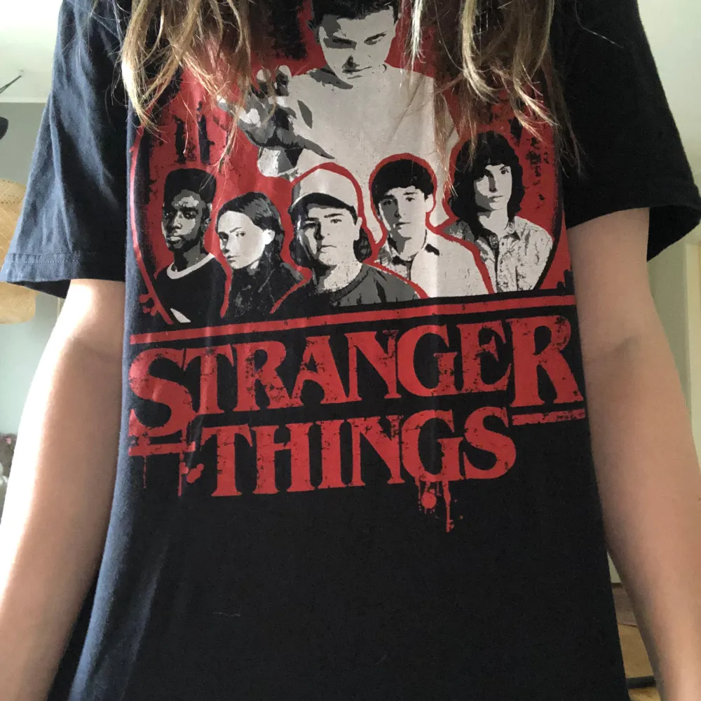 En stranger things tröja i storlek S svart och röd du betalar frakt prata med mig innan du köper pris kan diskuteras ❤️🖤❤️🖤. T-shirts.