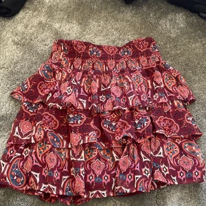 Kjol  - Den är i nyskick, använd få gånger. Säljer då Den inte kommer till använing. Skriv om ni har några fler frågor. Nypris 300 kr