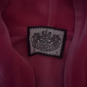Juicy - Rosa juicy couture zip up med text på ryggen. Det står att den är storlek L men den sitter som S/Xs🫶😁