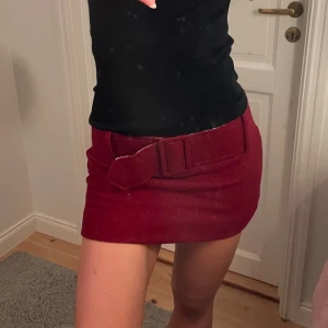 Röd minikjol - Röd minikjol med skärp. Storlek 36💕