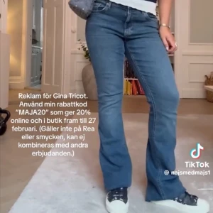 low waist blå jeans - fina low waist jeans från gina❣️ använda cirka 3 gånger  men dessvärre ett hål i dom, där av priset, hålet är väldigt litet så går troligen och laga!