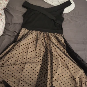 en fin svarta singoalla klänning med prickar på i fin skick storlek XXL - en svart singoalla klänning med prickar på knappt använt den är förstor för mig. men den är i fint skick ❤️ 