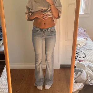 Lågmidjade vintage jeans  - Lågmidjade vintage jeans.  Jag på bilden är 170cm.  Midjemåttet: 35cm (rätt över )  Inerbenslängd: 83cm Inga defekter 💕 använd dig utav köp nu🫶 