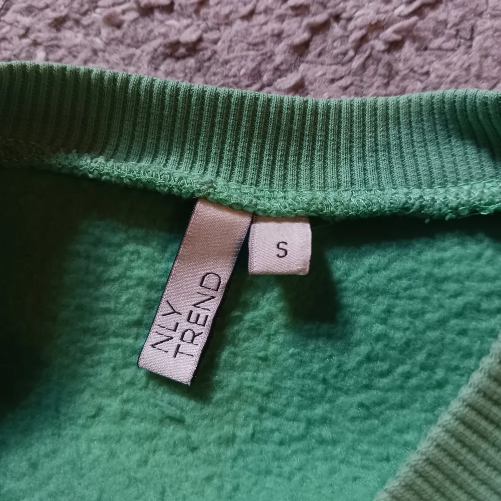 Grön sweatshirt från nelly💚 Storlek s men passar xs💖 Säljer eftersom att den har blivit lite för kort i ärmarna för mig💫 Inga synliga defekter✨️. Tröjor & Koftor.