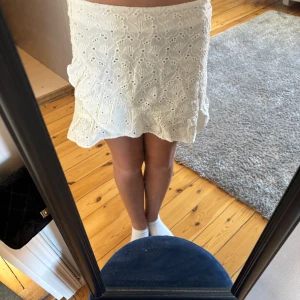Volang kjol - Jättegullig volang kjol med insydda linneshorts i bra skick. Säljes pågrund av för liten.