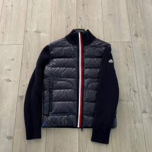 Tja! Säljer nu min moncler cardigan i väldigt bra skick, inga defekter finns. Storlek L men sitter mindre. Nypris över 10 000kr. Färg marinblå 