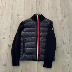 Moncler cardigan  - Tja! Säljer nu min moncler cardigan i väldigt bra skick, inga defekter finns. Storlek L men sitter mindre. Nypris över 10 000kr. Färg marinblå 