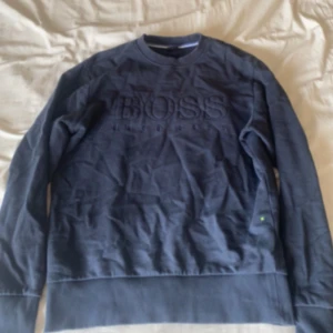 Hugo boss - Hej! Säljer en Hugo boss hoodie för endast 250kr. Skick 8/10. Skriv till mig om ni har frågor.