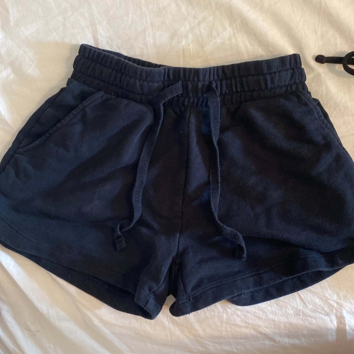 Svarta shorts med knytband - 90