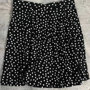 Kjol - Svartvit prickig kjol, använd max 5 gånger! Köpt på zalando 