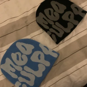 Mössa - 2 sköna mössor vet inte varför jag har dom försöker få bort dom  sköna för vinter