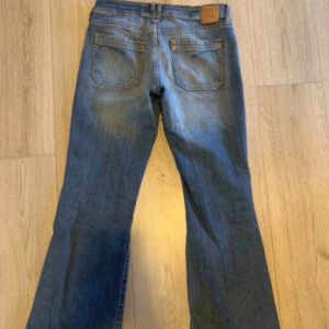 Blå jeansbyxor - Lågmidjade och utsvängda jeans i storlek 28, skit snygga och bekväma!!