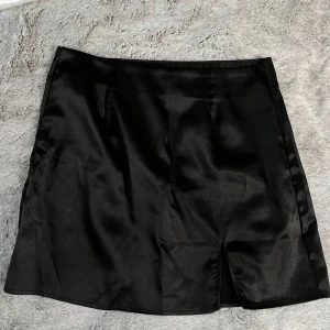 Kjol - Kjol från shein med dragkedja och slits på sidan😙