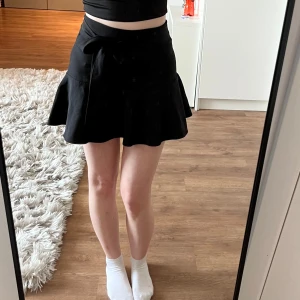 Super gullig kjol från Zara - Säljer denna otroligt gulliga kjolen från Zara då den inte kommit till användning. Kjolen har insydda shorts🫶 Storlek XS🩷
