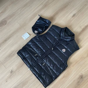 Moncler Gui väst - Säljer en Moncler väst i storlek 2! Påse och kvitto medkommer till västen!  Hör gärna av dig om du har frågor!