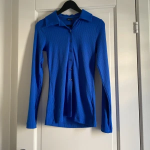Blå tröja  - Är i mycket bra skick, använt få gånger. Skönt material. 