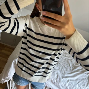 Randig tröja - Randig tröja med guld detaljer