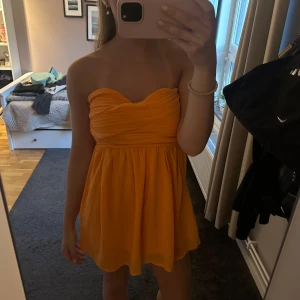 Bandeau klänning  - Söt orange bandeau klänning, säljer då den är för liten, storlek ca xs 