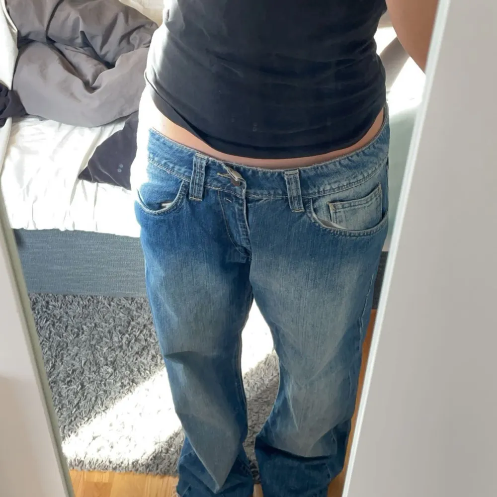 Super snygga baggy jeans som jag har köpt från second hand. Är avklippta där nere men syns knappt. Bra skick❤️. Jeans & Byxor.