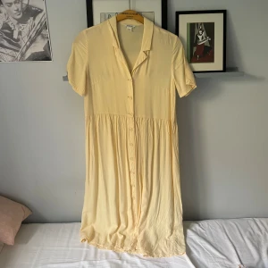 Gul klänning  - Ljusgul lång klänning med knappe från monki💛 Storlek S men den är väldigt oversized. Bara använd några få gånger.