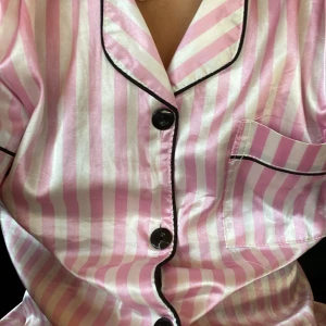 Victorias secret pyjamas - Den är så gott som ny men den va lite stor so jag säljer den