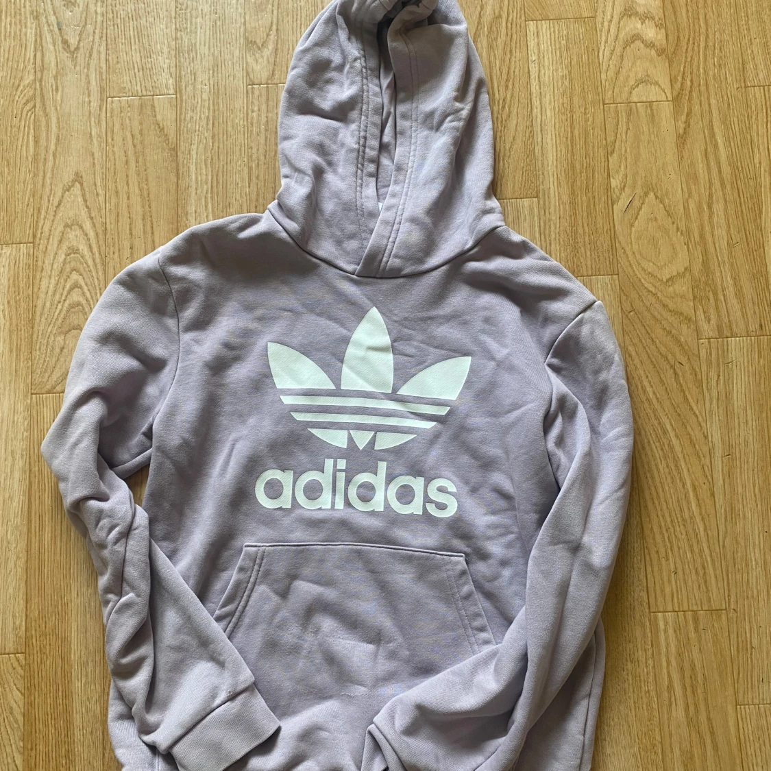 Adidas i fin ljuslila färg 