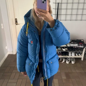 Fjällräven jacka  - Tänkte kolla om någon är sugen på att köpa en blå fjällräven jacka. Jätte varm och gosig, perfekt till vintern. Den är i ett fint skick, utan några defekter.  Hör gärna av dig för fler bilder eller frågor! 💓