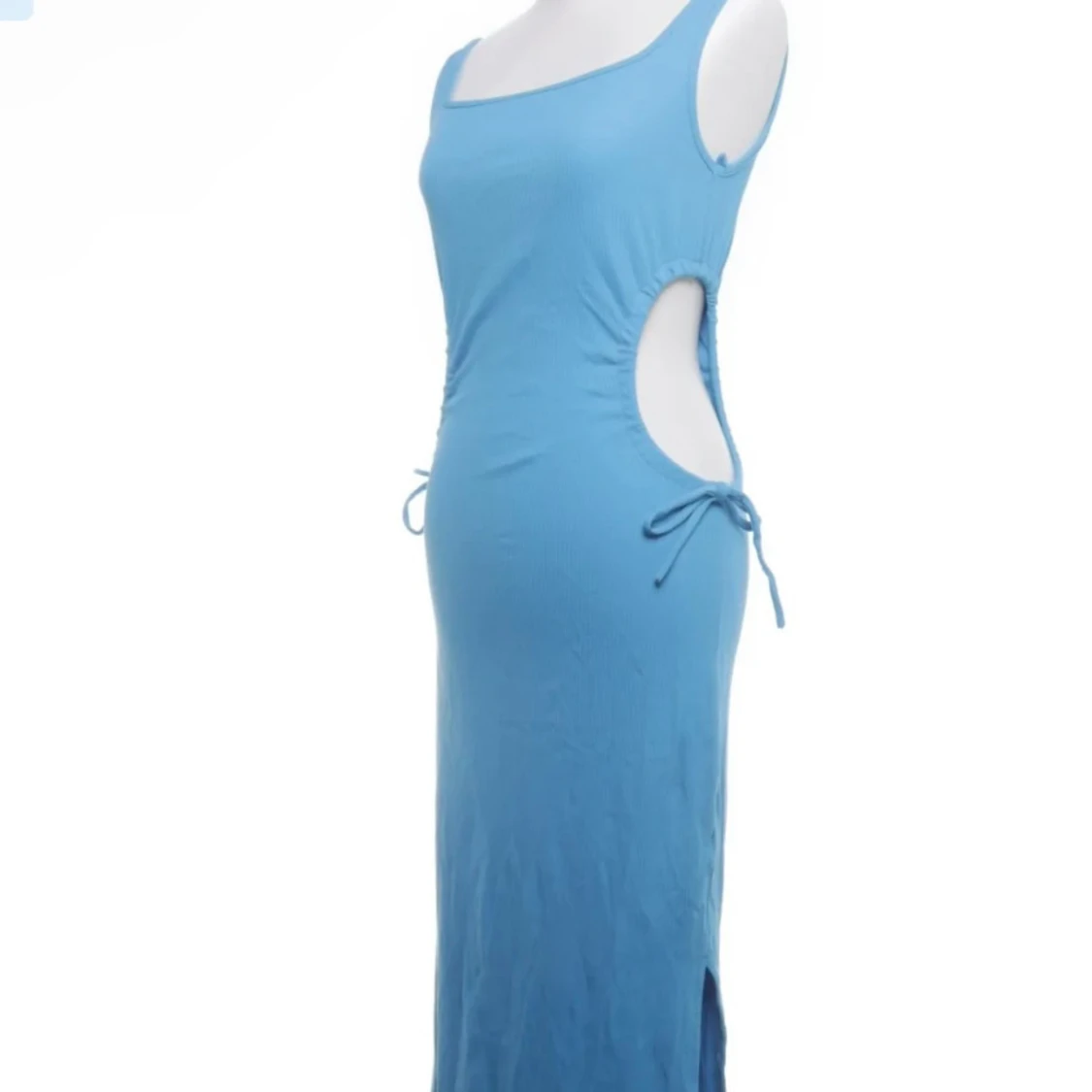 Långklänning med utskärningar - 90