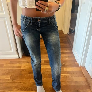 Vintage jeans - Säljer dessa skit snygga vintage jeans som är köpa på beyond retro, märke guess, har skitsnygga detaljer på Skick 10/10 Jag är 166cm för referens