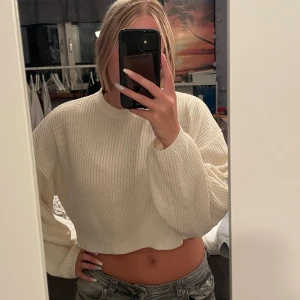 Stickad tröja - Säljer denna stickade tröjan då den ej kommit till användning längre. Den passar perfekt till nu när det börjar bli lite kyligt ute. Köparen står för frakten